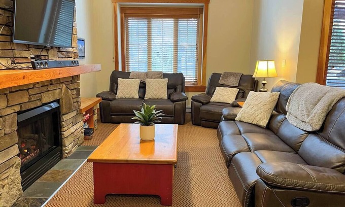 East Kootenay Condo | 5 Min. Drive to the Resort & Fernie. Hot Tub