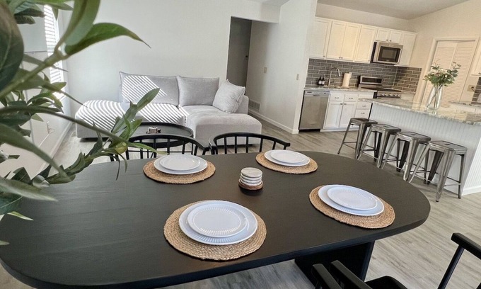 Gahanna House | 5-min to Easton! Modern home nestled in peaceful cul-de-sac in Gahanna!