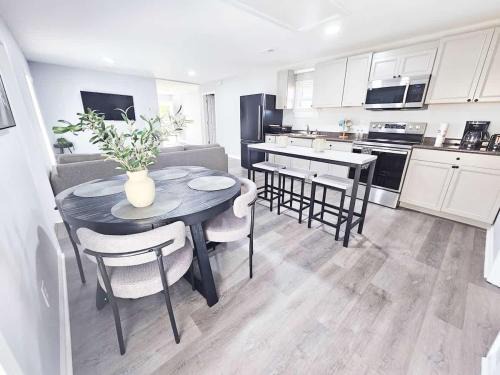 Burlington House | 5 Min to Elon - In Unit Washer and Dryer - Fast Wi-Fi