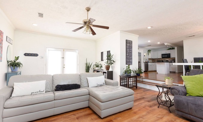 Columbus House | 5 min Walk to Cooper Creek. Cozy Outdoor Space! 15-20 minutes to Ft Moore.