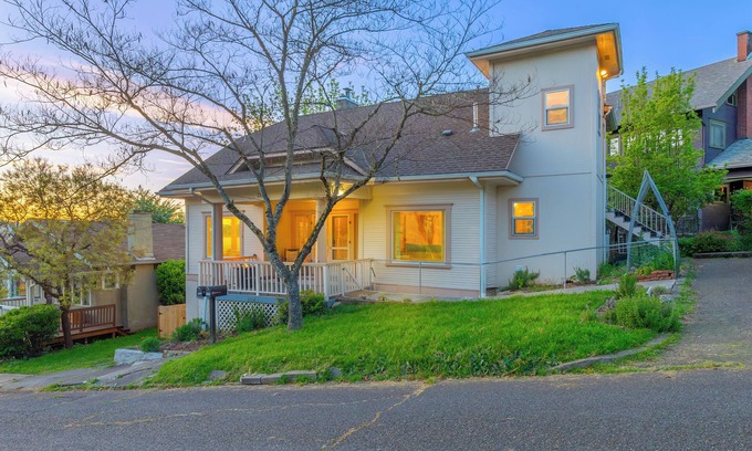 Roseburg Apartment | 5 min walk to downtown! Newly renovated with original hardwoods and clawfoot tub