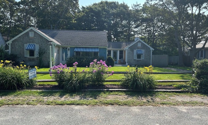 Bass River House | 5 min walk to Ocean beaches, Cape Cod decor, quiet street, private back yard