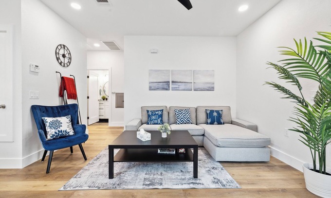 East MLK House | 5 Mins to DT Austin - Luxury Modern 3 Bed 2 Bath