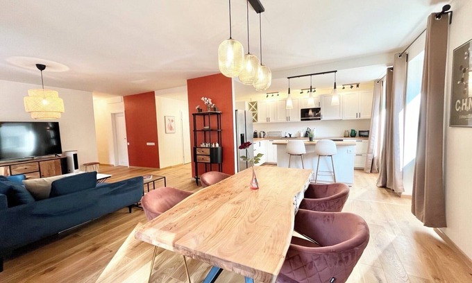 Landstrasse Apartment | 5-Room Luxury Home by Belvedere, Park, City Center