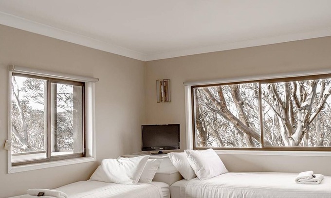 Perisher Valley Hotel | 5 Share - 5 Share Room - Mt Perisher Views