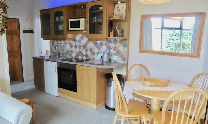 Portreath Apartment | 5~Short walk~Beach~Pubs~Shops: Chlorine safe Pool and Hot tub, Games room, WiFi