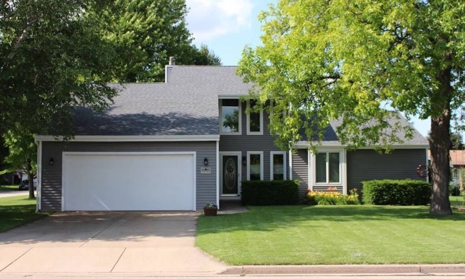 Neenah House | 5 star EAA rental !