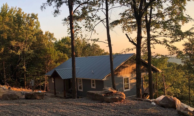 Russellville House | 5 STAR Gorgeous Mountaintop Cottage