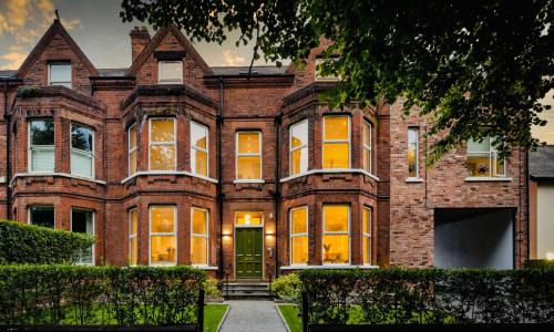 Queens Quarter Apartment | 5 Star - The Ulsterville Residences - Free On-site Parking