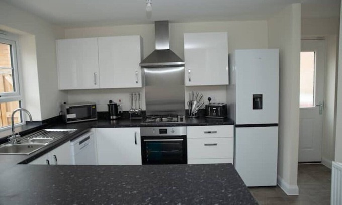 Milton Keynes House | 5 Swiftsure - Stunning 4 Bed Home, free parking