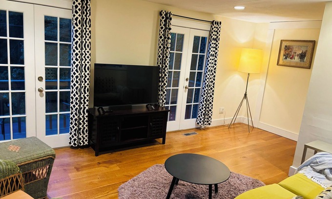 Weston House | 50%OFF Riverfront WestonHome 1.6 Acers-NYC 1 hour Near estaurants I-95& Parkway