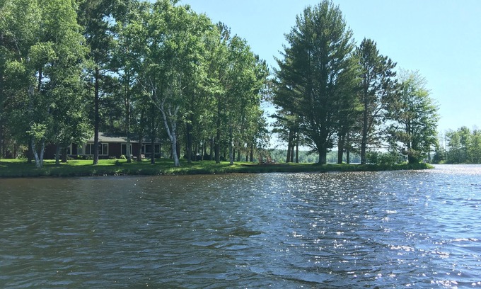 Chief Lake House | 500' Lakeshore, 2 Docks, Sand Beach, Sleeps 10, A/C, Pontoon Boat for Rent