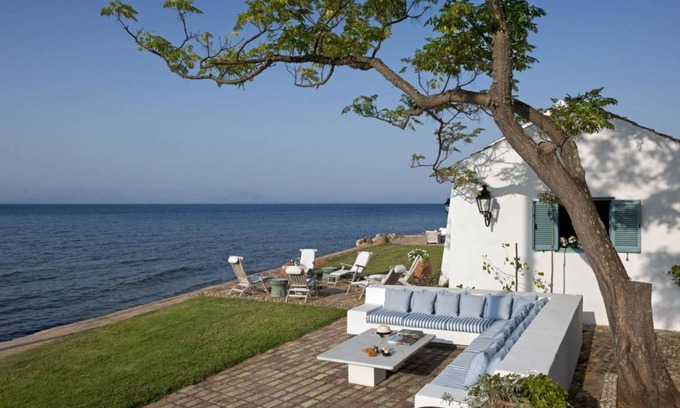 Chlomos Villa | 500 m² Villa ∙ 8 bedrooms ∙ 16 guests