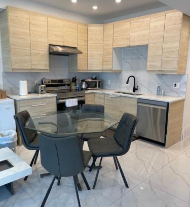 Montgomery House | 5001R New Luxury Walkout Suite Near University