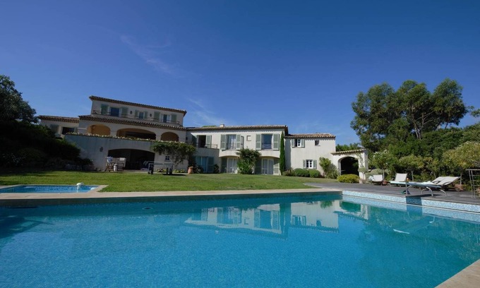 Plage de la Garonnette House | 500m from sea, private tennis, pool and spa, open views, 4 acres, AC, 14 people