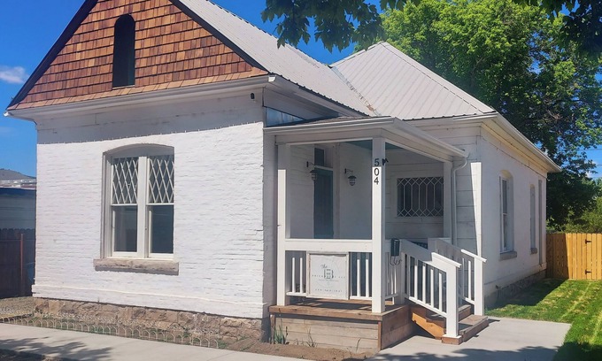 Salmon House | 504 Historic Brickhouse off Main St. - 2 Blocks from Salmon River