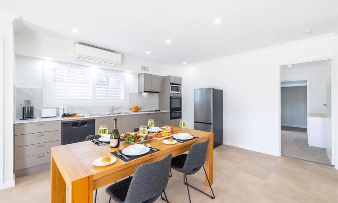 Anna Bay House | 50a Ocean Ave - air con, wi-fi 1 bedroom apartment