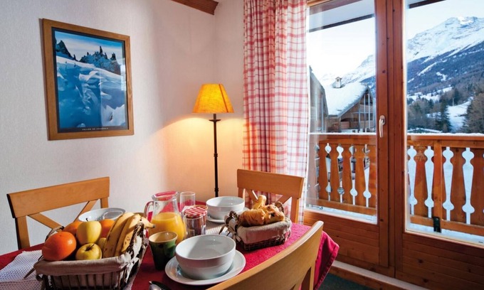 Val Cenis Apartment | 50m from ski slopes, fitness, swimming pool, balcony, tv, 50m², Val Cenis