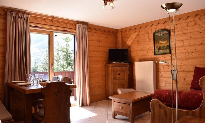 Meribel Village Apartment | 50m from ski slopes, 2nd floor, swimming pool, balcony, tv, ski locker, 44m², Méribel