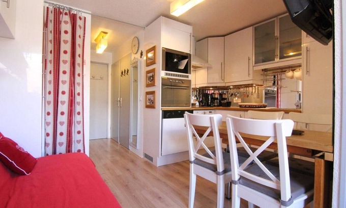 Eclose-Est Apartment | 50m from ski slopes, 2nd floor, balcony, tv, ski locker, 25m², Alpe d'Huez