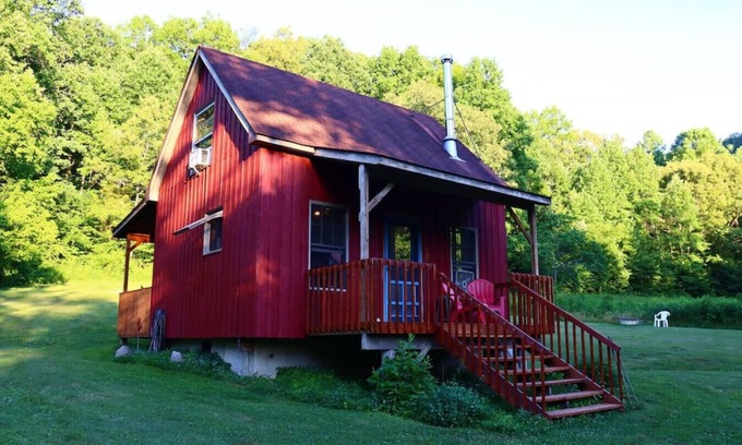 Waneta Cabin | 540-acre farm with trails, creeks, animals & nearby attractions