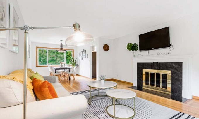 Pinehurst House | 547 Northgate · Cheerful 4b3b house in North Seattle/10 mins to UW