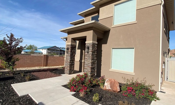 Hildale House | 55 min to Zion’s, 35 min to Sand Hallow, 2 h to Bryce Canyon, 1 h to Kanab
