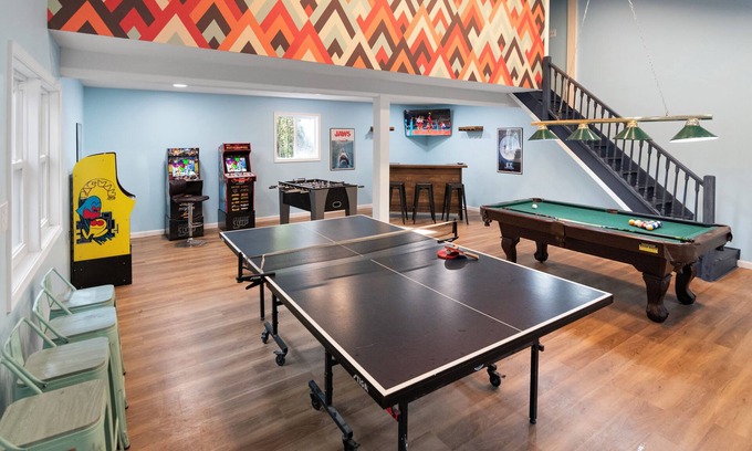 Cresco House | 5500+sqft★17 Beds/9 BR★3.5 Acre★Movie Theater!★Woodland Retreat★Hot Tub!★PETS!