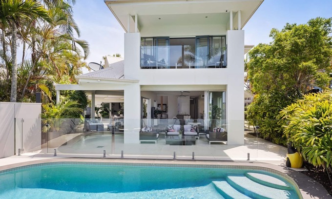 Noosaville House | 59 Shorehaven Dr Noosa Waters