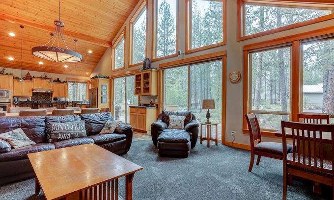 Overlook Park House | 5BR+Bunk,5.5BA,4 King,Near SHARC Pool,Hot tub,WiFi,A/C,Bikes,EV Chrg