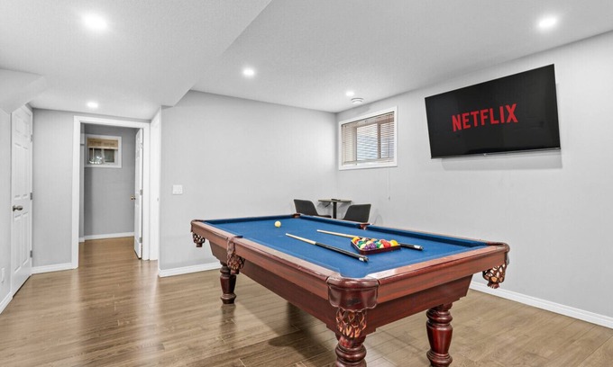 Calgary House | 5BR House » King Bed » AC » Pool Table » Garage