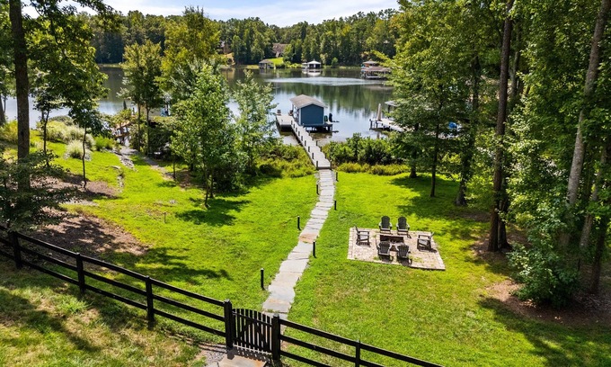 Mineral House | 5BR Lakefront Lake Anna, Dock, Views, Deck, Movies