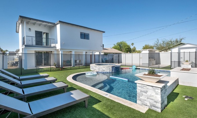 Encanto House | 🌵5BR Midtown Retreat 🌵 Heated Saltwater Pool/Spa ⭐ Firepit ⭐ BBQ ⭐ Office ⭐
