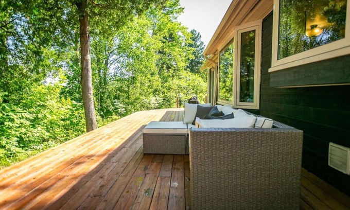 Mono House | 5BR Riverfront Retreat w/Firetable, BBQ, and Deck