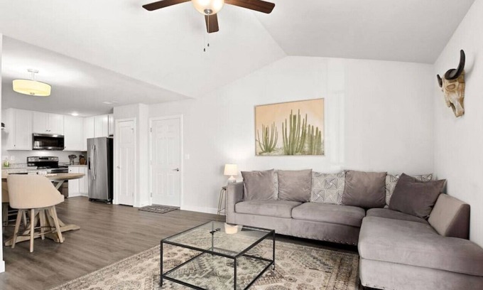 Orange Prairie Apartment | 5C · Urban Oasis - Grand Prairie - 15min OSF & Downtown