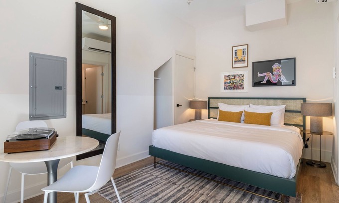 Buena Vista Apartment | 5min to Broad + Rooftop Views | Studio at Conway