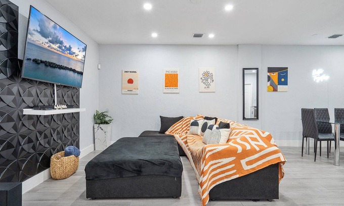 East Little Havana House | 5min to DT, Calle 8 and Brickell - Games, Large Yard & Hot Tub