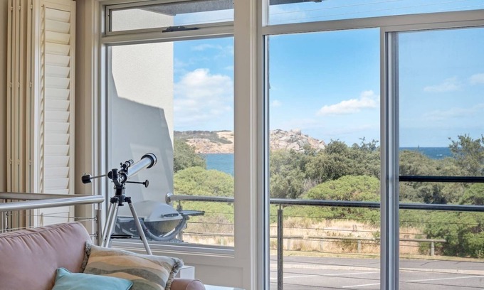 Victor Harbor House | 6-35 Esplanade - Beachfront