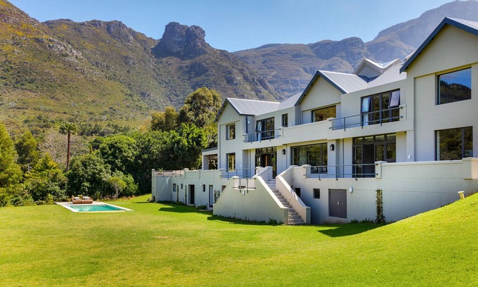 Newlands House | 6/7 bedroom spacious Bishopscourt home. Fun for the whole family.Exquiste views.