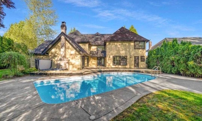 Fleetwood House | 6 bdrm home w pool/hot tub/pool table/bar/kareoke