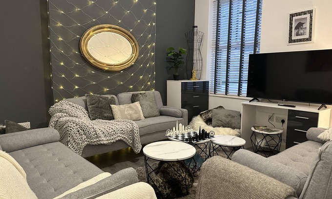 Nottingham House | 6 Bedroom 5 Shower rm House in Central Nottingham