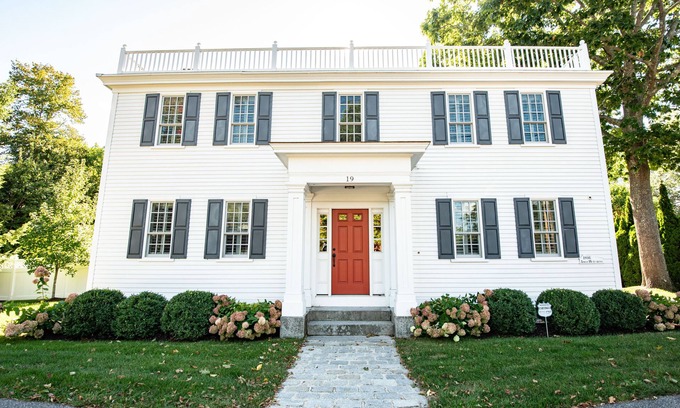 Kennebunkport House | 6 Bedroom 6.5 Baths Heated In-ground Pool Located in Dock Square!