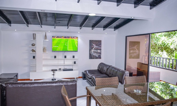 El Poblado House | 6 Bedroom 7 bath AC, Hot tub Balcony Poblado Close to Manila Police Station