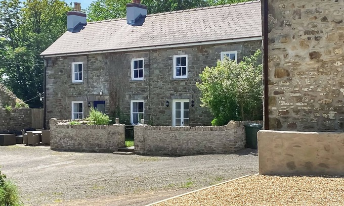 Haverfordwest Cottage | 6 bedroom accommodation in Pelcomb, near Newgale