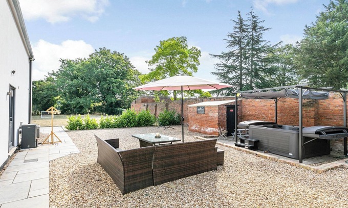 Sleaford Cottage | 6 bedroom accommodation in Howell