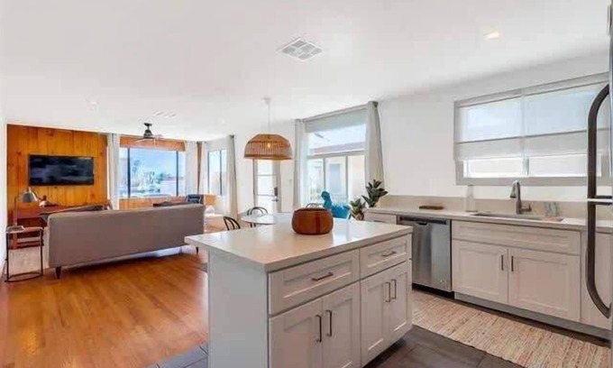 North Pacific Beach House | 6 Bedroom Beach Getaway Walk to Law Street Beach