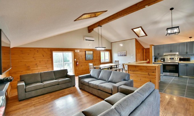 Swiss Meadows Ski Chalet | 6 Bedroom Chalet- Minutes to Blue Mountain Village