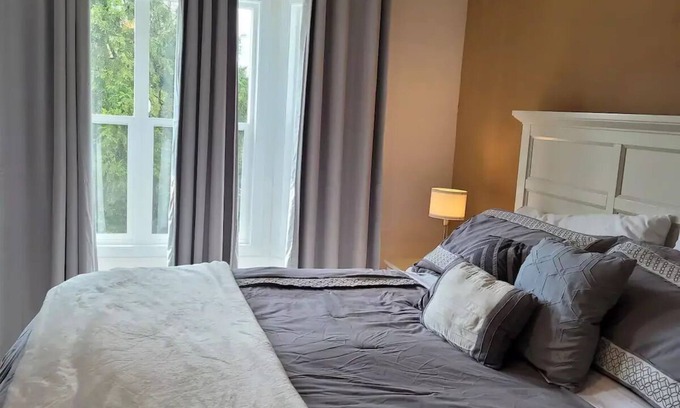 Abbotsford House | 6 Bedroom Historic DowntownOasis