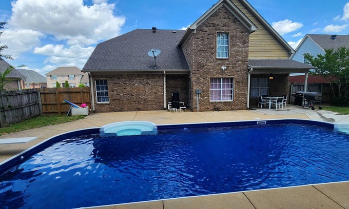 Olive Branch House | 6 Bedroom Home with Pool in Desirable Olive Branch Suburb -Near Stateline