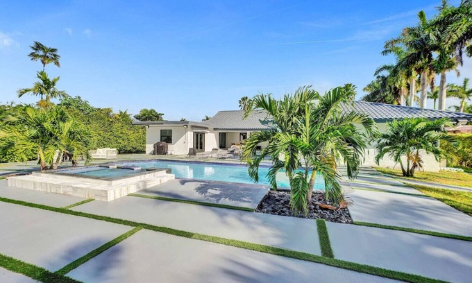 Kendale Lakes House | 6-Bedroom Home with/Pool/BBQ/Family Fun